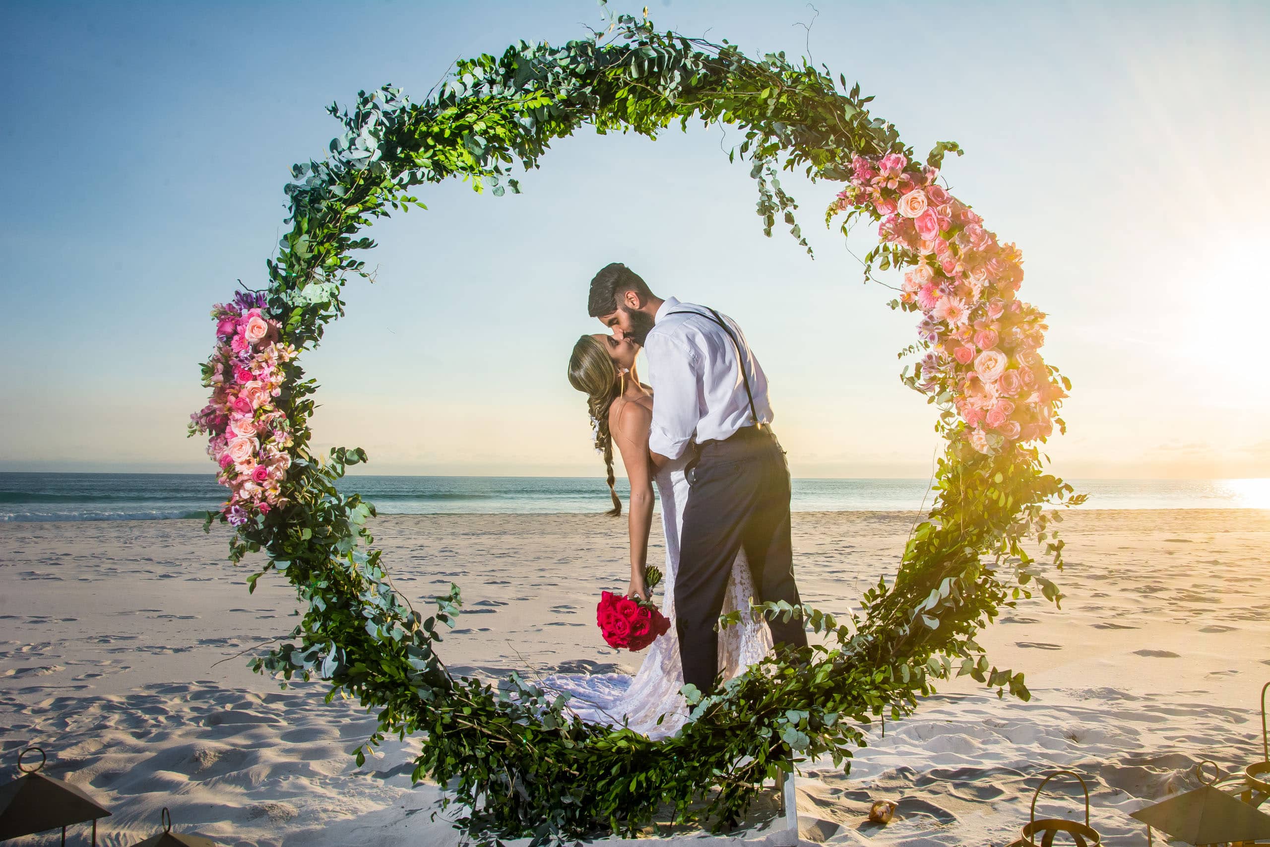 casamento na praia ao pôr do sol