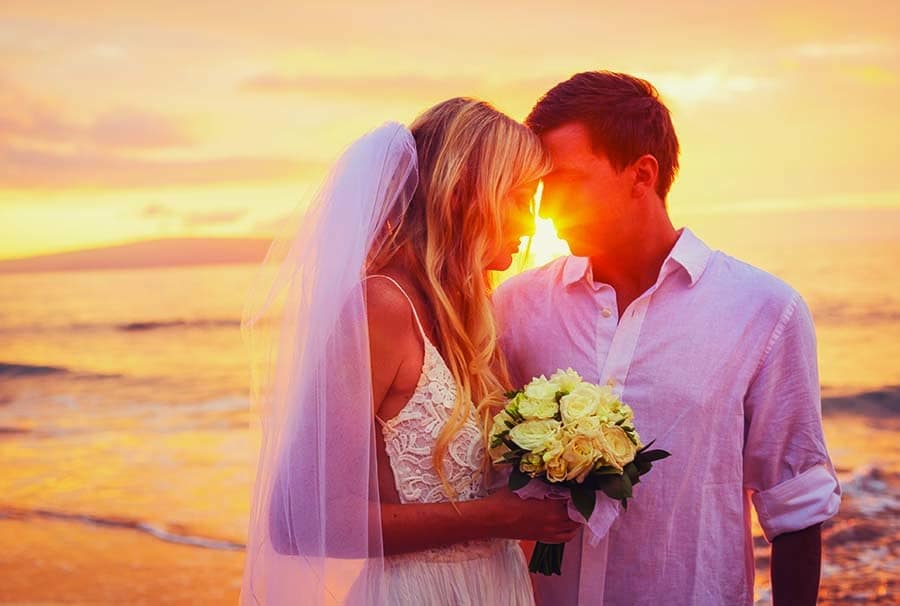 casamento na praia ao pôr do sol