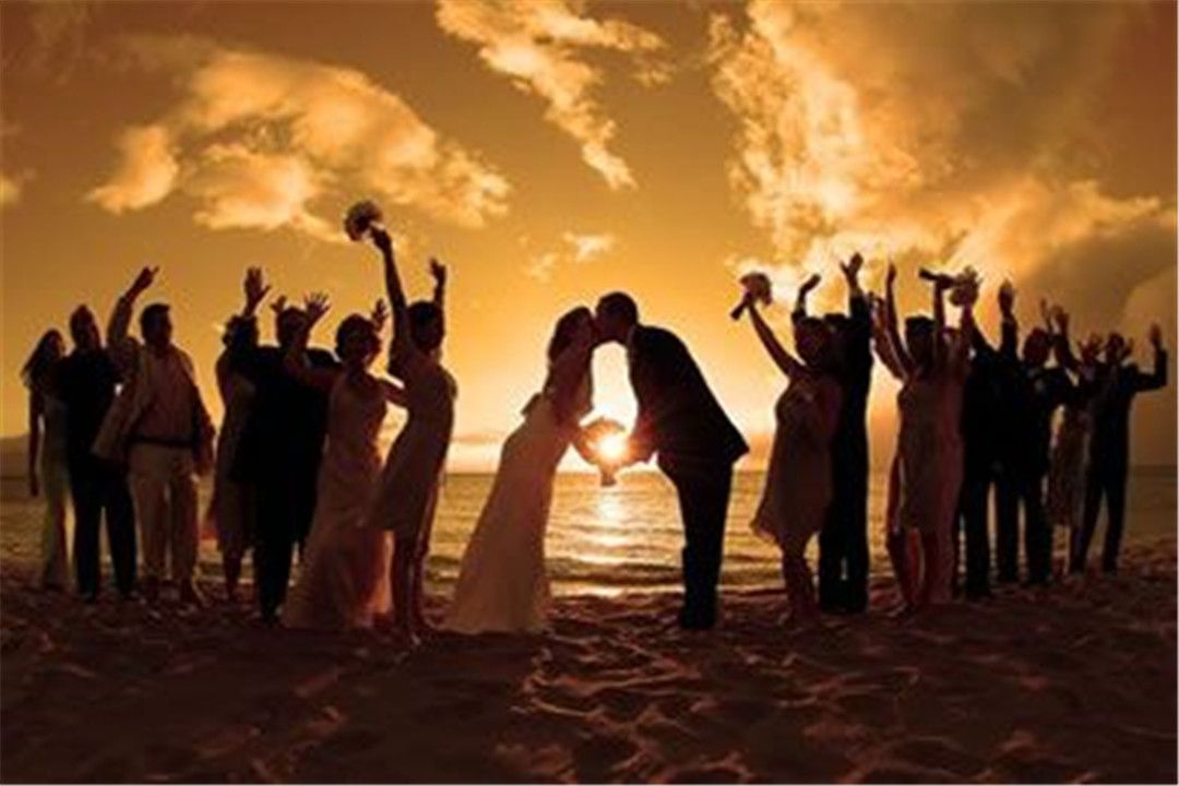 casamento na praia ao pôr do sol